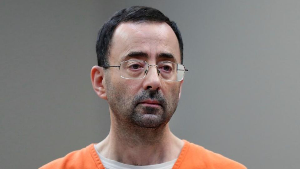 Larry Nassar fue condenado por abusos sexuales a cientos de atletas menores de edad en EU