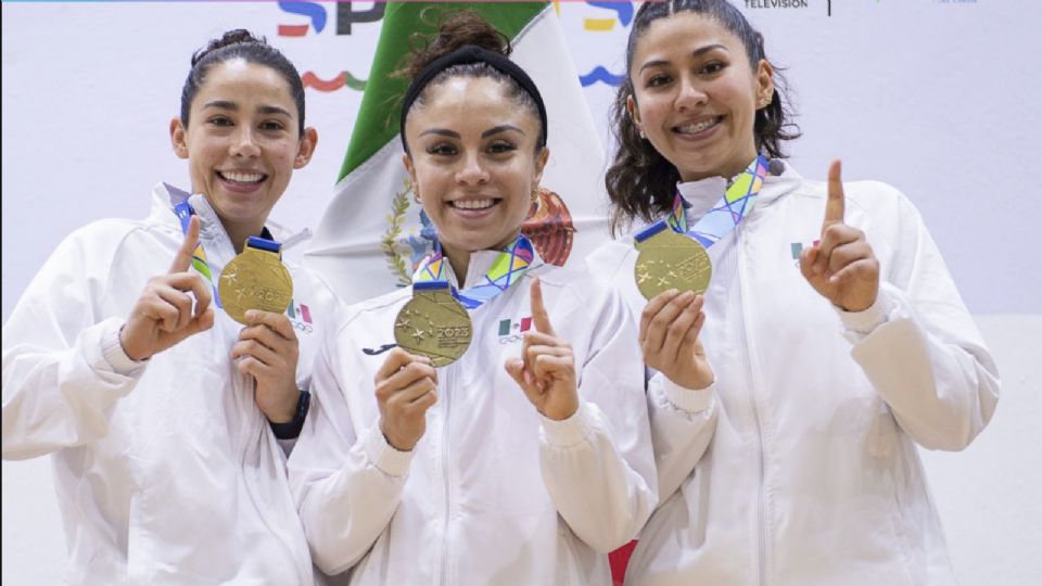 Monserrat Mejía, Alexandra Herrera y Paola Longoria, todas representantes de Nuevo León, ganaron la medalla de oro para México en los Juegos Centroamericanos, en la disciplina de ráquetbol