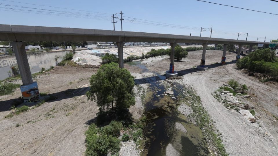 Desmontan río Santa Catarina, en zonas de Guadalupe