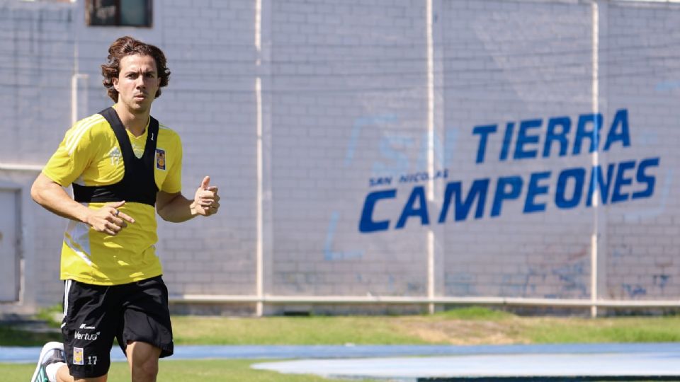 Sebastián Córdova regresó este lunes al trabajo en cancha, pero solo a trotar, en el primer entrenamiento de Tigres en la semana