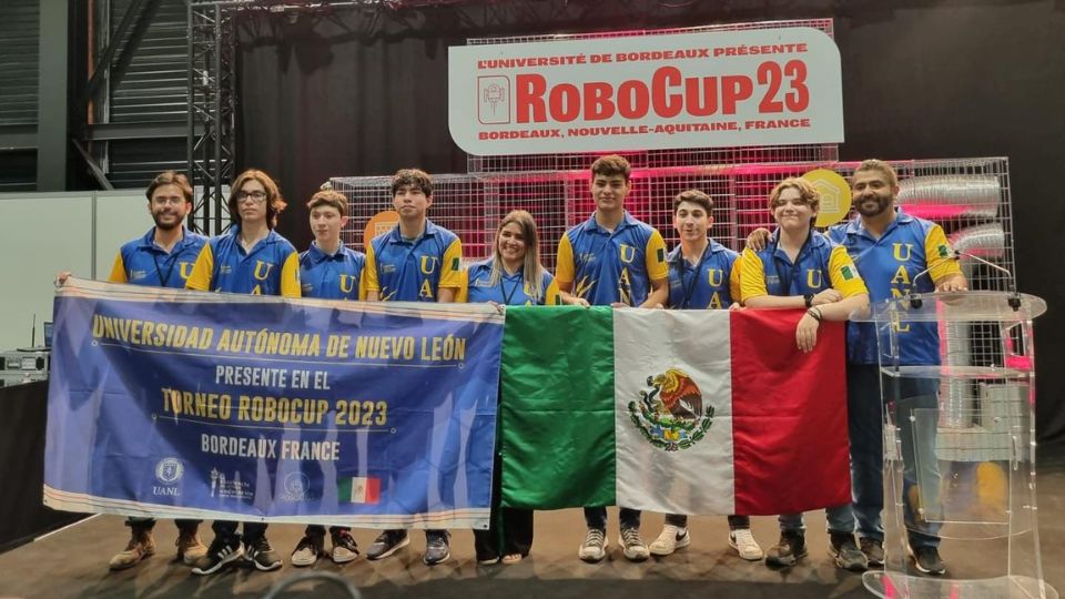 Estudiantes de la UANL ganadores de Robótica Robo Cup 2023.