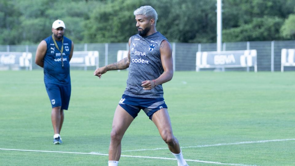 El delantero Rodrigo Aguirre no participó en el entrenamiento de Rayados por una molestia muscular