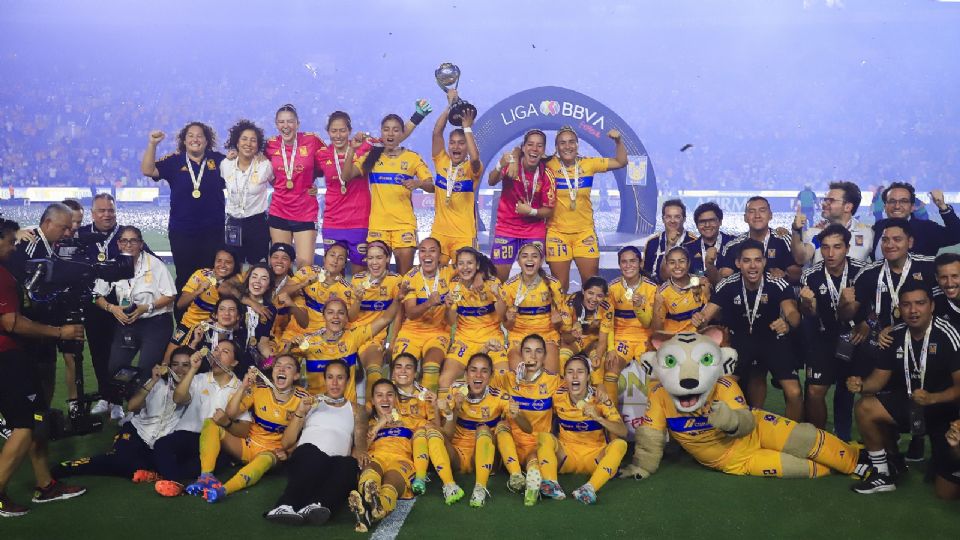 El equipo de Tigres Femenil celebra el título de Campeón de Campeones obtenido ante el América