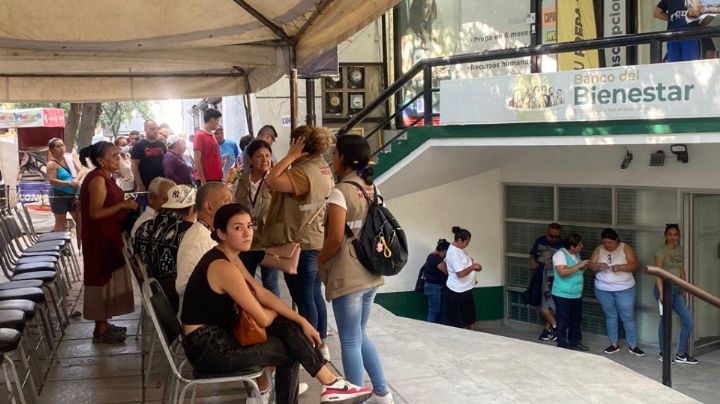 Denuncian filas de hasta 2 horas para cobrar pensión en el Banco del Bienestar