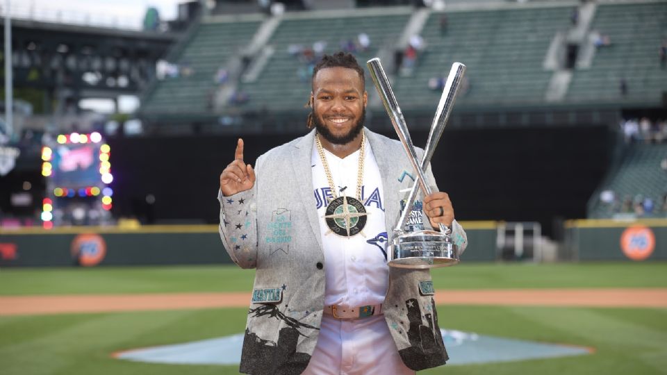 Vladimir Guerrero Jr. posa con el trofeo que ganó tras ser el vencedor en el Home Run Derby