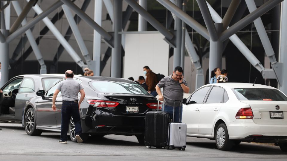 El tráfico vehicular ha hecho que llegar al Aeropuerto Internacional Mariano Escobedo sea toda una odisea.