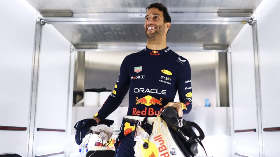 El piloto australiano Daniel Ricciardo regresó a un monoplaza de Fórmula 1 para las pruebas de neumáticos en Silverstone