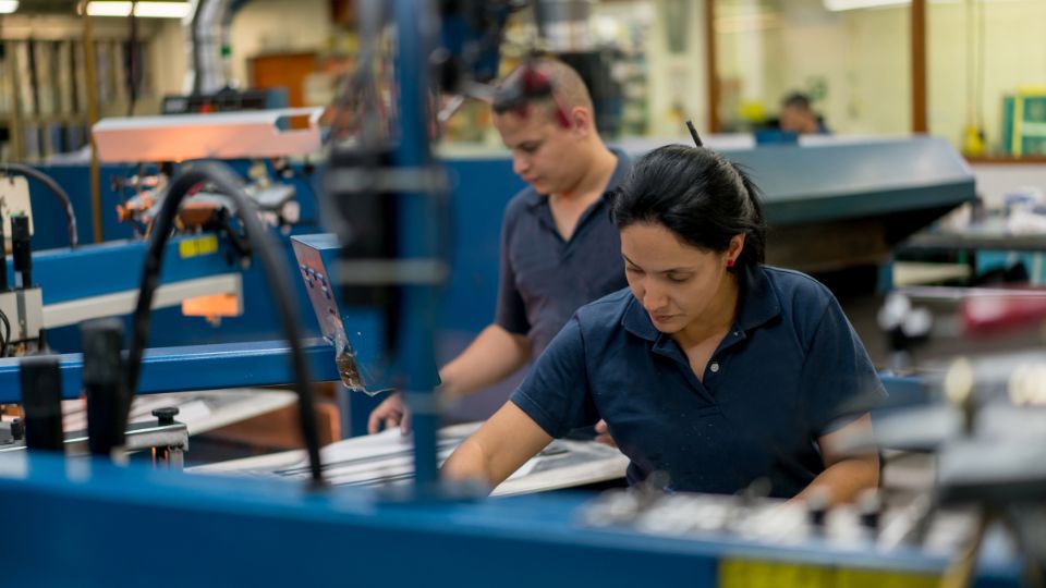 Hombres y mujeres trabajando para una fábrica