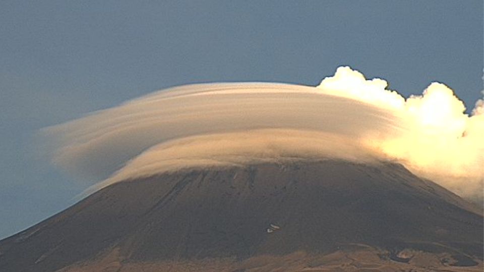 Volcán Popocatépetl cubierto por nubes lenticulares | Twitter / @webcamsdemexico