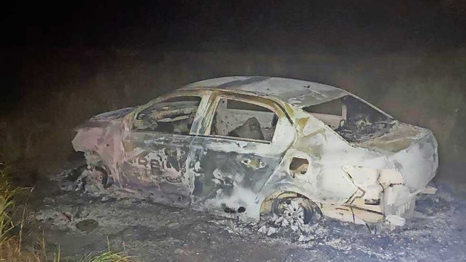 Auto siniestrado en el kilómetro 61 de la carretera Monterrey-Colombia.