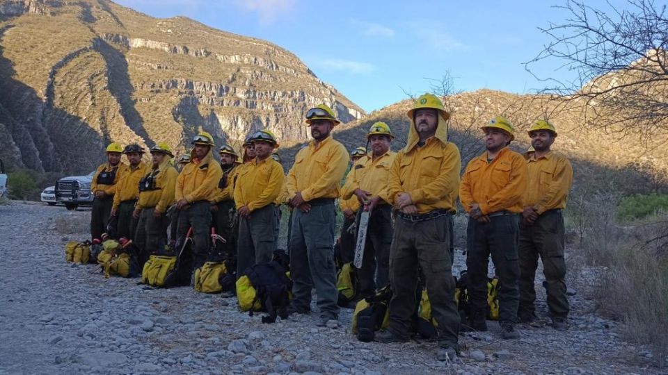 Equipo de Conafor que ayuda al combate de incendios forestales.