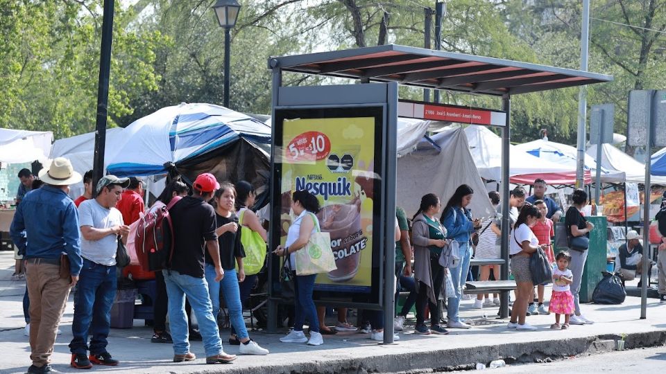 Regiomontanos en espera de trasporte en medio de la ola de calor en Monterrey.