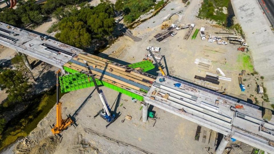 Puente de interconexión del parque España con Fundidora.