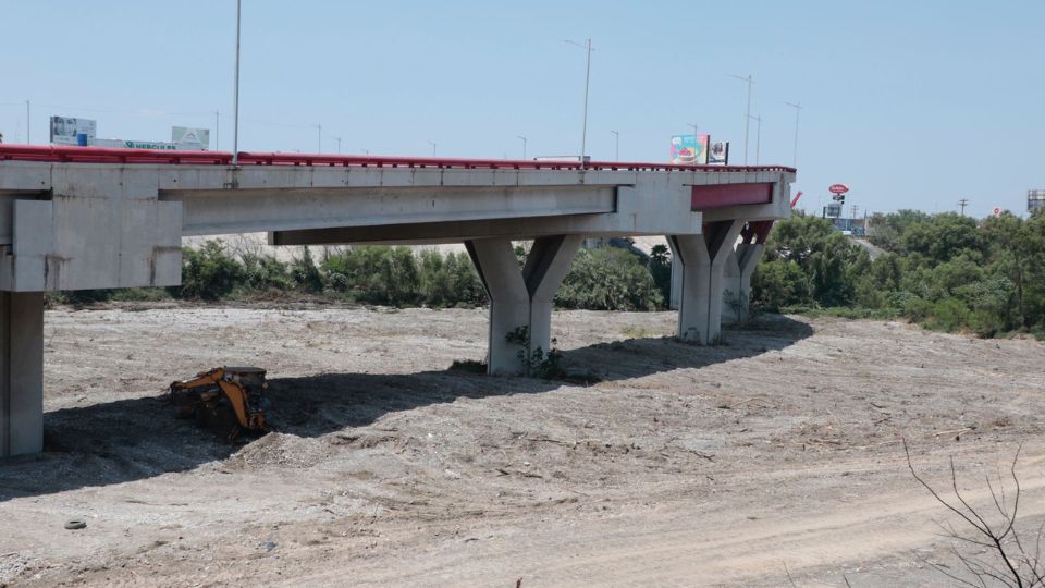 Maquinaria trabajando en el desmonte del río Santa Catarina.