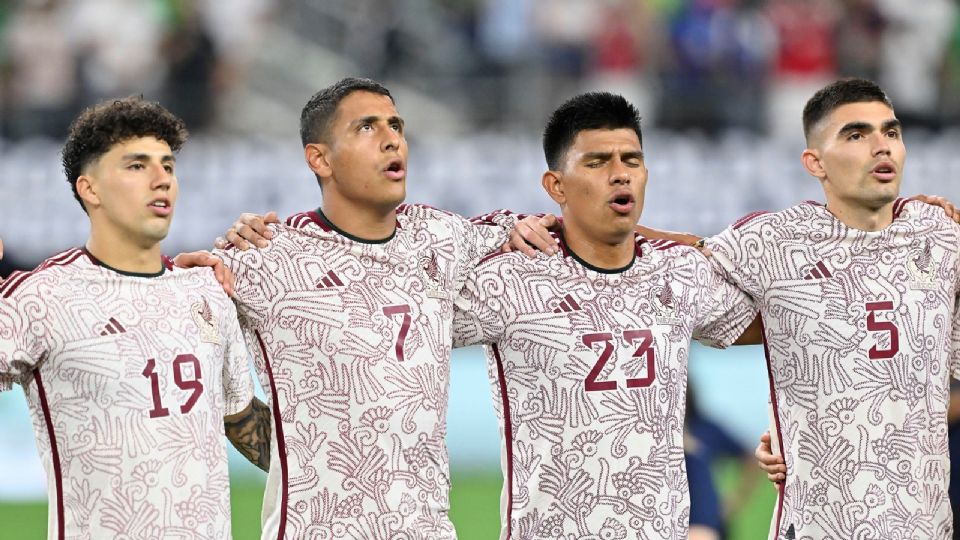 Jorge Sánchez, Luis Romo, Jesús Gallardo y Johan Vasquez entonan el himno nacional durante un juego en la Copa Oro.