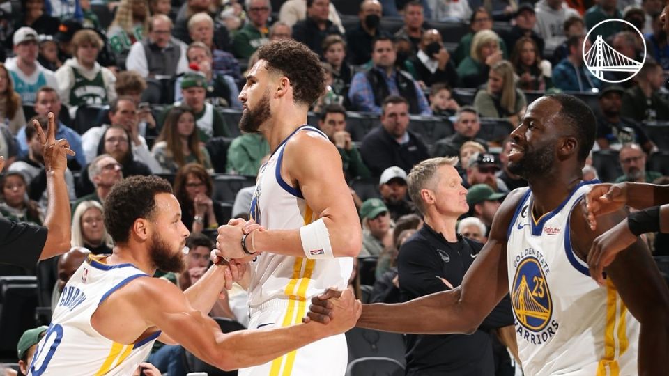 Los jugadores de Warriors durante un juego en los pasados playoffs