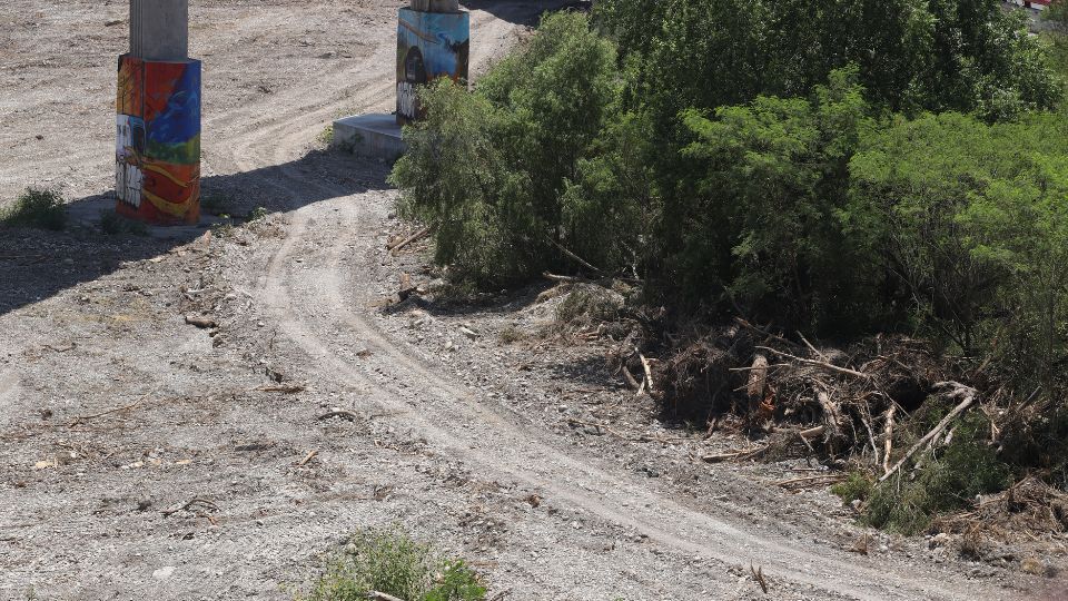 Desmonte en el lecho del río Santa Catarina.