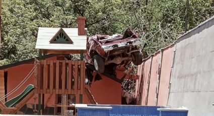 Se desbarranca auto; hay una persona fallecida y 5 heridos en Santiago, NL