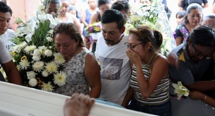 Familiares despiden a niña de 6 años que murió en elevador del IMSS