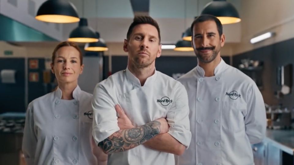 Lionel Messi tiene un sandwich con su nombre en el restaurante Hard Rock