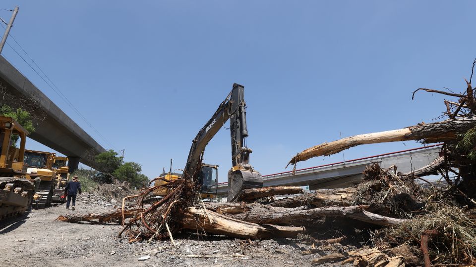 Maquinaria trabajando en el desmonte del río Santa Catarina.