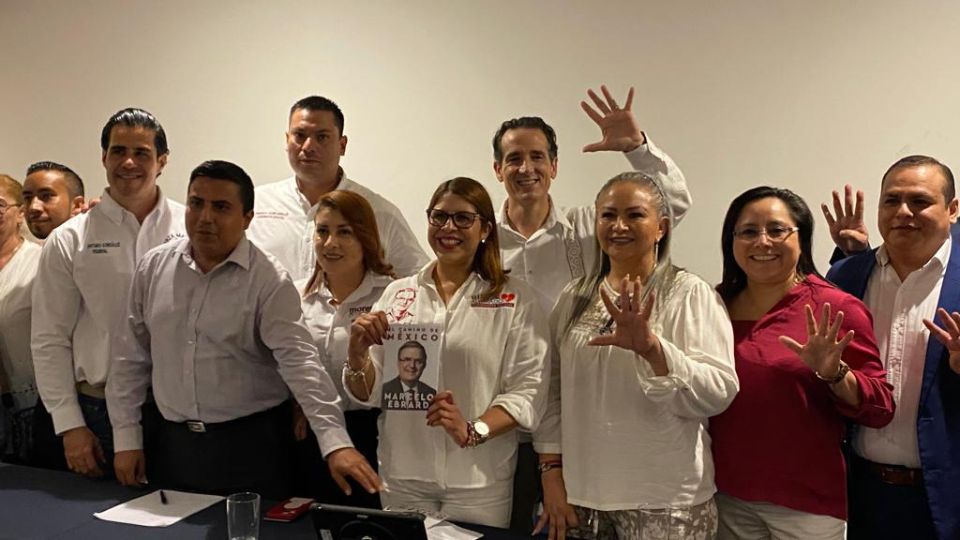 Guillermina Alvarado, coordinadora nacional de Morena progresista, junto a militantes de Morena en Nuevo León.