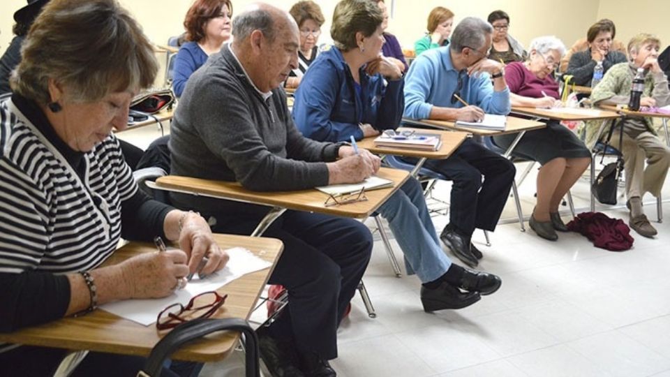 Adultos mayores realizando estudios