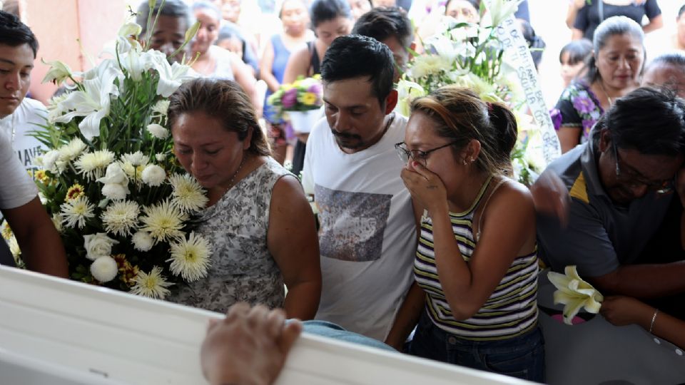 Familiares y amigos acuden al funeral de la menor Aitana Betzabé.