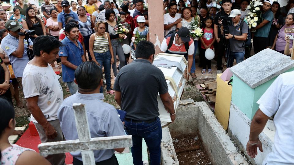 Familiares y amigos acuden al funeral de la menor Aitana | EFE/Lorenzo Hernández