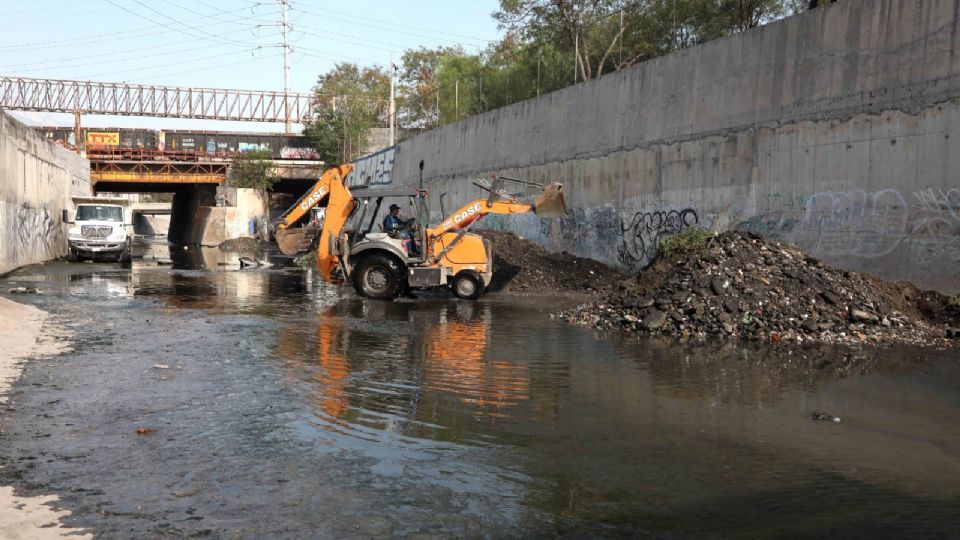 Maquinaria remueve basura del arroyo Topo Chico | Gobierno de Monterrey