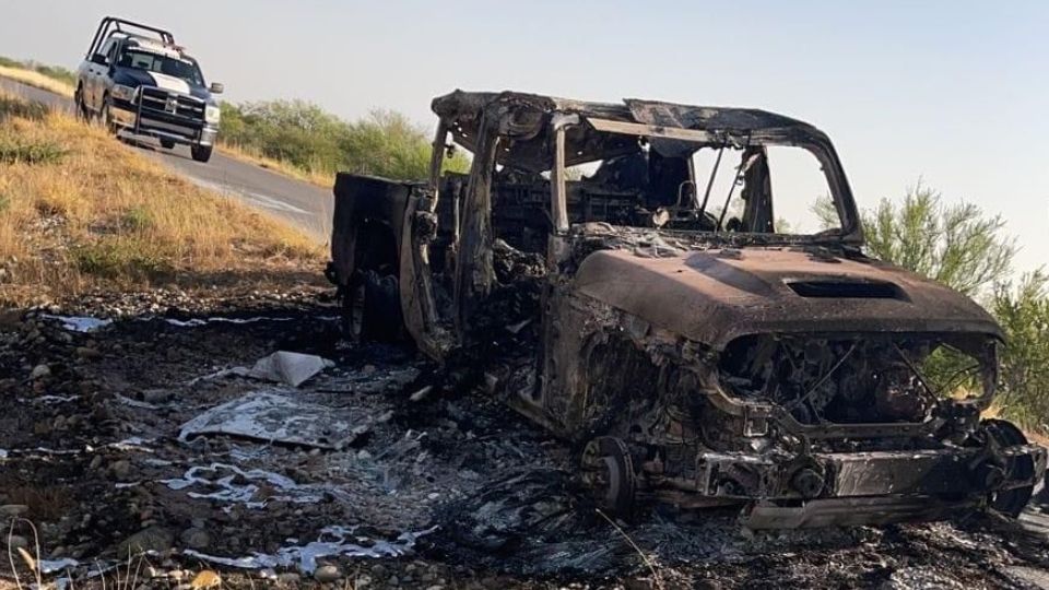 Vehículo calcinado sobre la carretera en Los Ramones