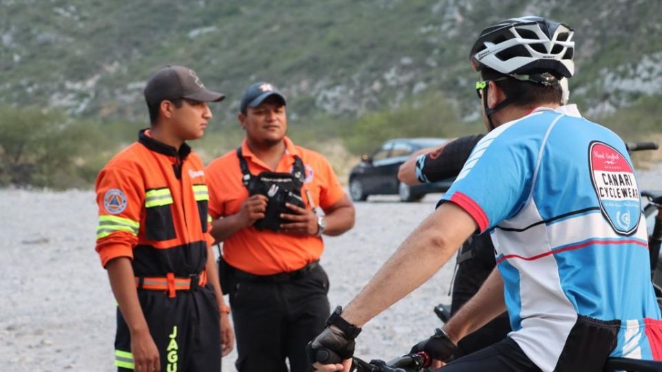 Elementos de Protección Civil dando consejos a ciclistas