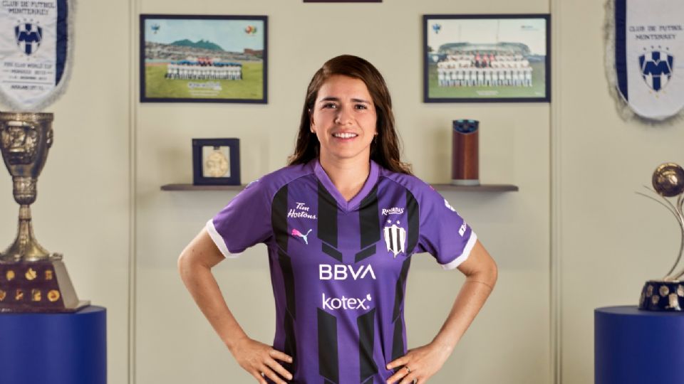 Daniela Solís modelando el jersey de visita de Rayadas para la temporada 2023-2024.