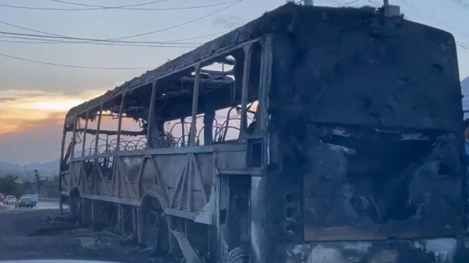 Autobús consumido por el fuego en San Pedro.