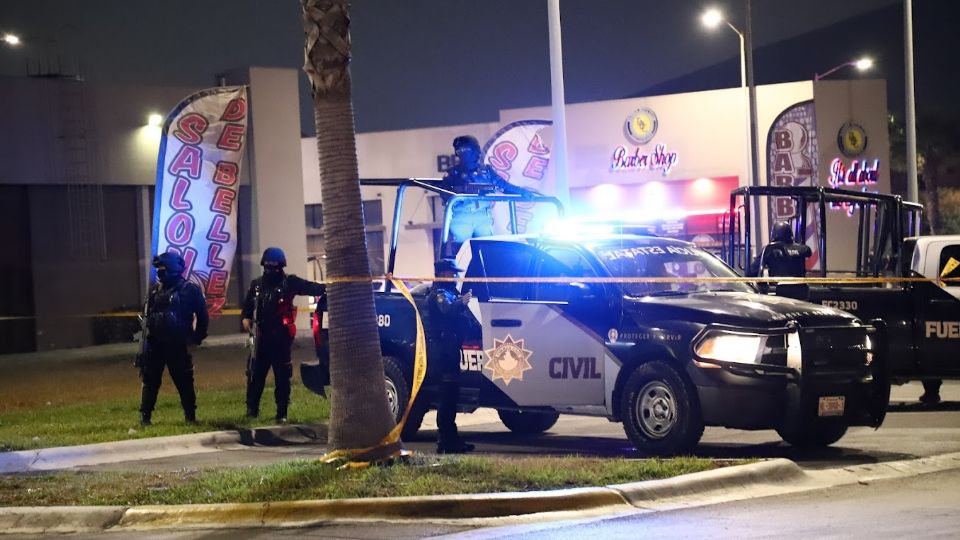 Unidades y elementos de Fuerza Civil durante un enfrentamiento en Monterrey.