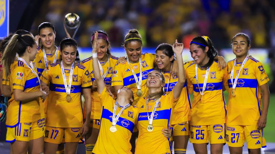 Tigres Femenil celebrando el Campeón de Campeones de la temporada 2022-2023 en México.