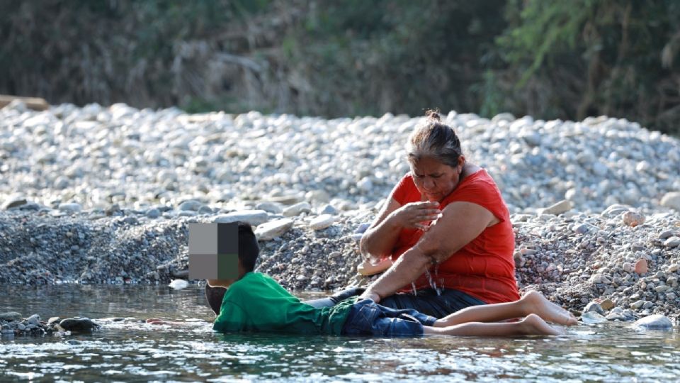 Persona refrescándose en el río tras altas temperaturas en Nuevo León