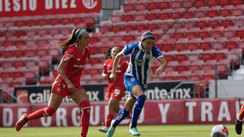 Daniela Solís disputa un balón en el duelo de Rayadas ante Toluca de la Jornada 1 del Apertura 2023