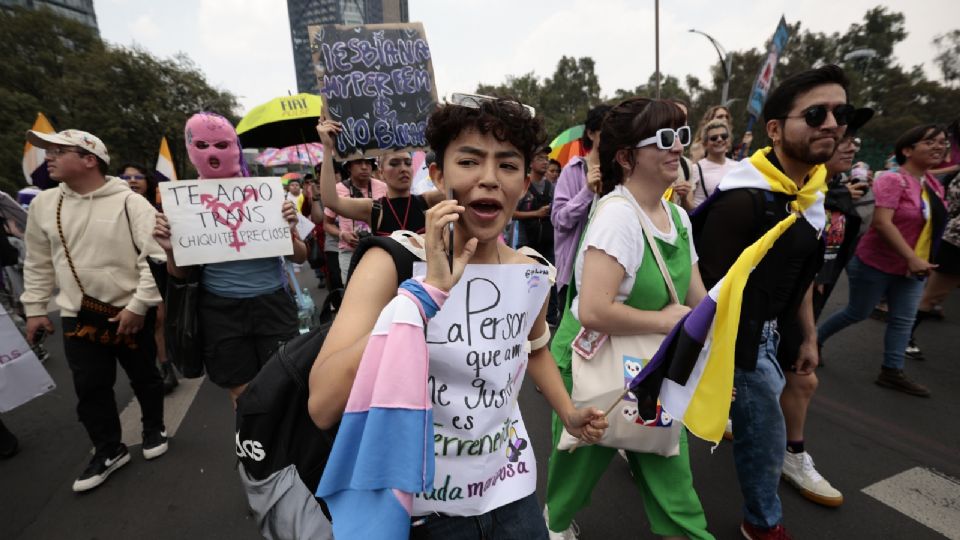 Integrantes y simpatizantes de la comunidad LGBTQ+ participan en la 'Primera Marcha No Binarie'.