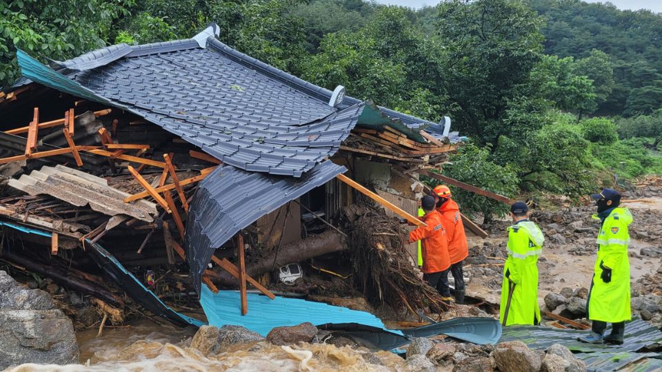 Casa derrumbada ante las inundaciones en Corea del Sur.