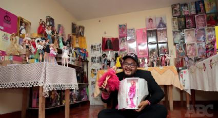 Médico presume su colección de más de 200 Barbies