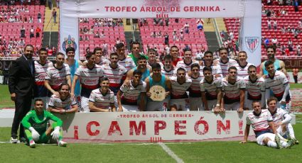 Chivas vence en penaltis al Athletic Bilbao y se queda con el Trofeo Árbol de Gernika