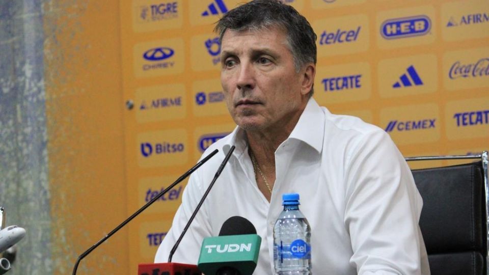 El entrenador de Tigres, Robert Dante Siboldi, en una rueda de prensa del equipo en el Estadio Universitario