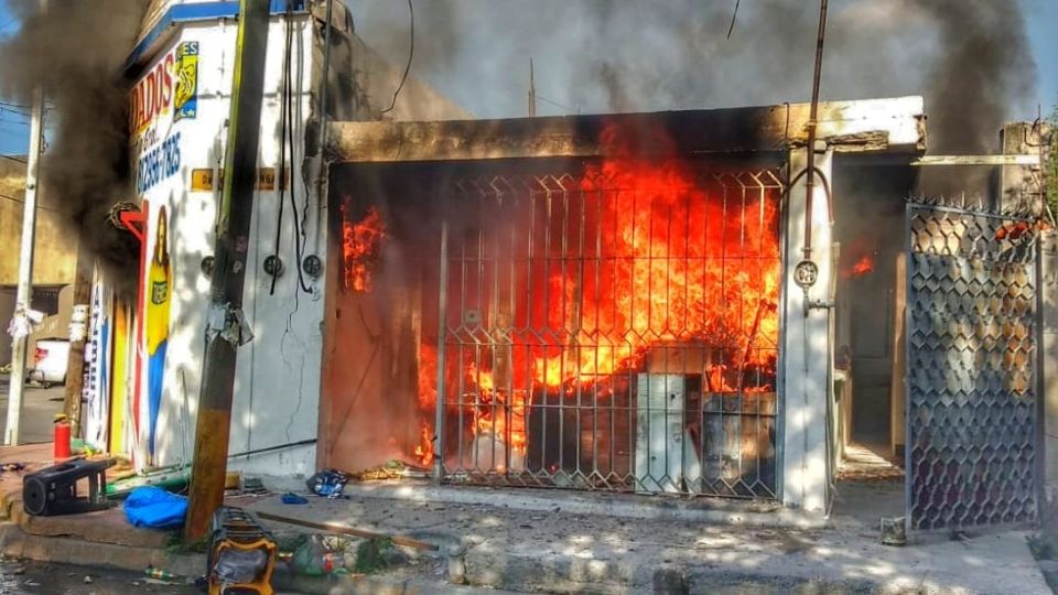 Se incendia negocio en Monterrey