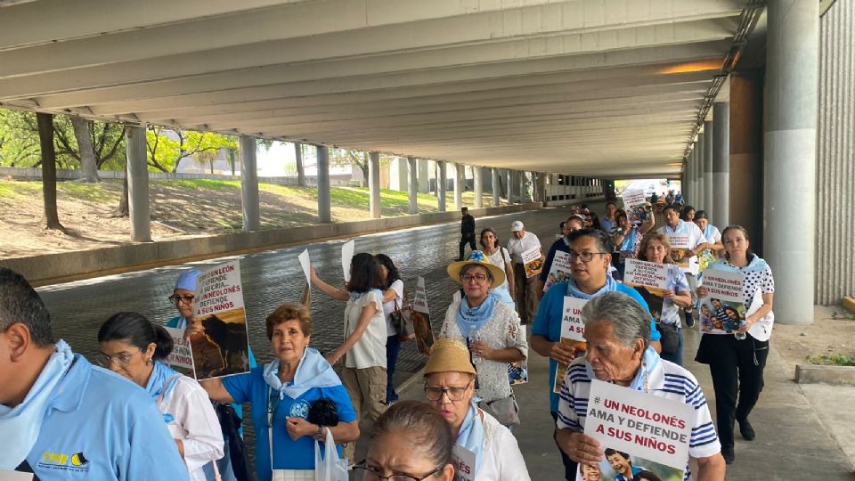 Grupo de personas marchando en el centro de la ciudad de Monterrey