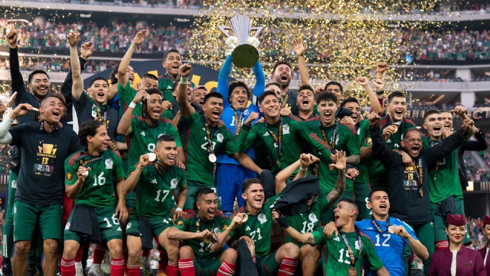 Guillermo Ochoa levanta el trofeo de la Copa Oro tras vencer en la Final a Panamá