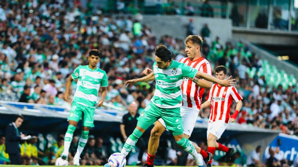 El Sporting de Gijón comenzó su gira por México tras vencer en su primer compromiso al Santos Laguna por marcador de 2-1 en el TSM.