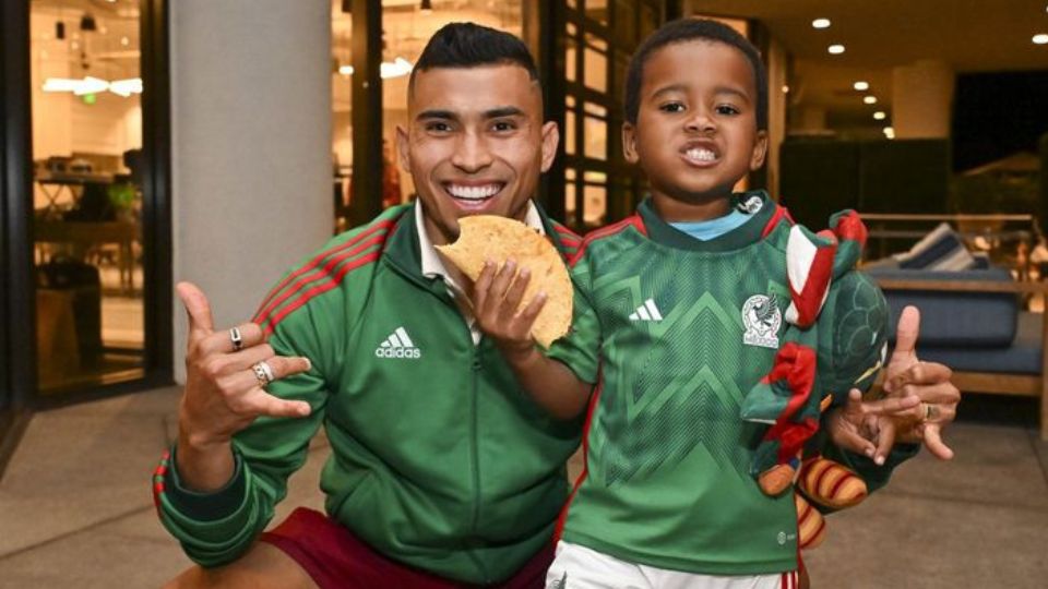 Xavian recibió por parte de la Selección Mexicana un uniforme de futbol y quesadillas.