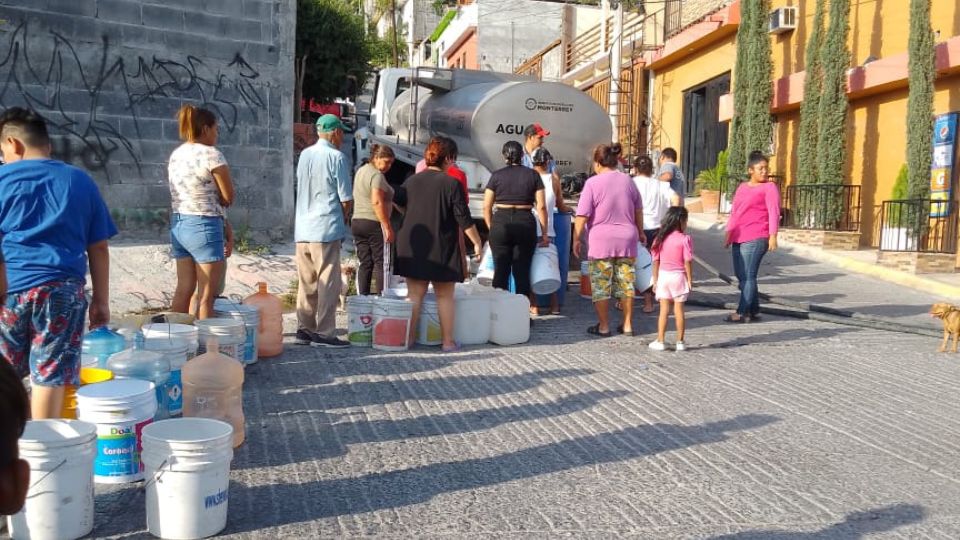 Entrega de agua potable en colonia de Monterrey.