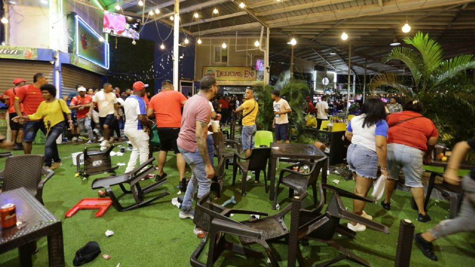 Mesas y sillas de negocios en una zona comercial de Panamá fueron dañados en medio de una estampida de personas, que buscaban refugiarse de un tiroteo, mientras veían la Final de la Copa Oro